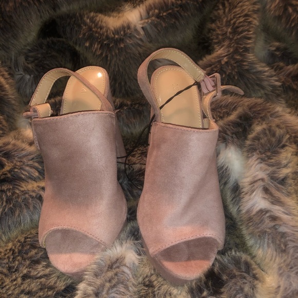 New never worn,thick, nude,velvet ankle strap heel - Picture 4 of 5